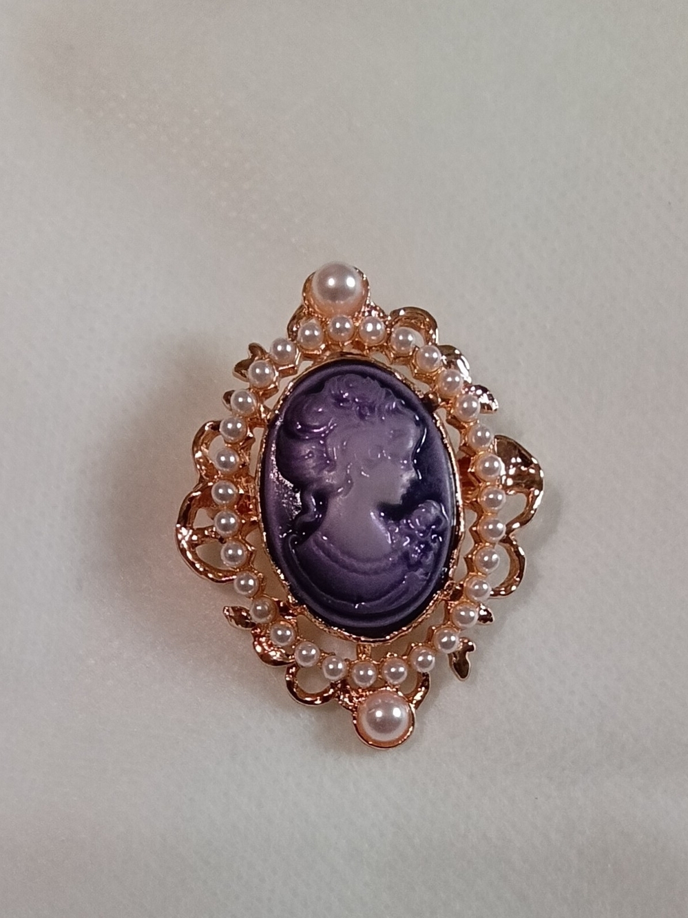 Vintage-Inspired Purple Cameo Brooch with Pearl Accents - Picture 2 of 3